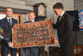 Азербайджан подарил Лиепайскому музею Латвии национальный ковер