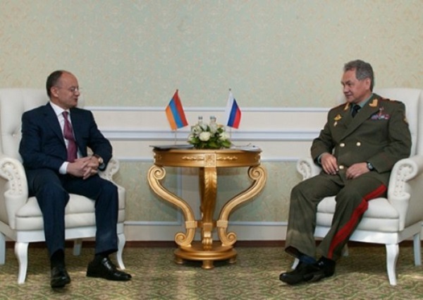 Руководителя военных ведомств РФ и Армении обсудили перспективы сотрудничества