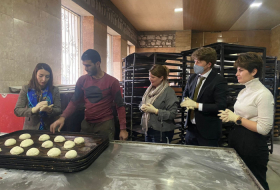 Лейла Абдуллаева вместе с дипломатами испекла в Шуше хлеб  - ФОТО