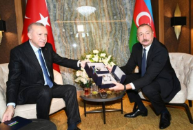 Эрдоган подарил президенту Азербайджана часы с изображением цветка Харыбюльбюль
