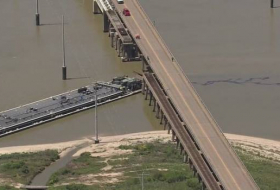 После столкновения баржи с мостом в Техасе произошла утечка около 48 баррелей нефти

