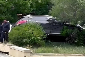 В Баку водитель автомобиля потерял управление и въехал в «парк маклеров»