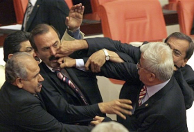 Потасовка в турецком парламенте - ОБНОВЛЕНО