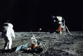 Была украдена золотая копия лунного модуля Армстронга