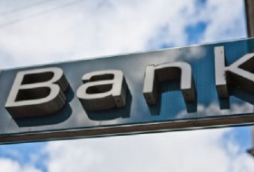Банки Азербайджана ограничили операции из-за девальвации маната