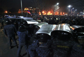 В Ереване начались столкновения митингующих с полицией - ОБНОВЛЕНО - ПРЯМАЯ ТРАНСЛЯЦИЯ