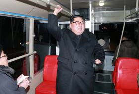 Ким Чен Ын с супругой  прокатился по ночному Пхеньяну - ФОТО