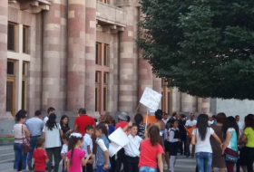 В Армении вышли с протестом учителя и учащиеся (ФОТО)