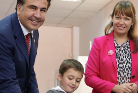 Жена и сын Саакашвили вернулись в Тбилиси