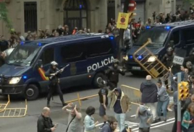 В Барселоне полицейские применили резиновые пули для разгона избирателей
