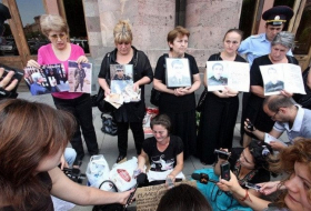 Армянская мать: «А когда наших неопытных детей посылали под пули в апреле, они не так говорили!» (ФОТО)