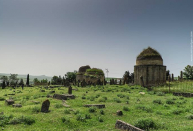 На Шамахинском кладбище были украдены мраморные надгробия