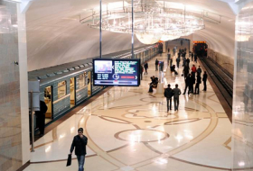 В Баку в метро поезд застрял в туннеле