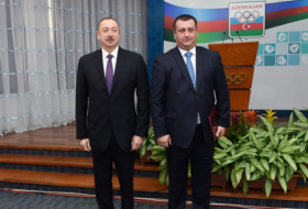 Ильхам Алиев наградил Заура Ахундова - ФОТО