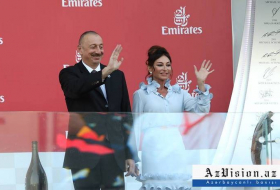 Президент Азербайджана и его супруга наградили победителей Формулы 1 (ФОТО)