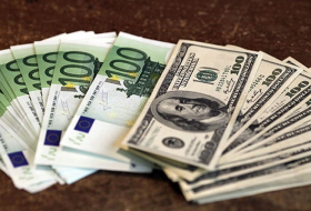 Манат подешевел к доллару и евро