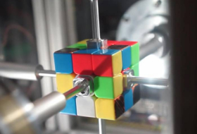 Американский робот собрал кубик Рубика менее чем за полсекунды - ВИДЕО