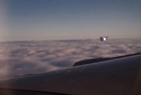 Пассажир снял на телефон летевший рядом с самолетом НЛО - ВИДЕО 
