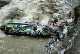 В Индии грузовик рухнул с моста, есть погибшие 
