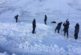 Выпавший снег затруднил поиски пропавших азербайджаских альпинистов
