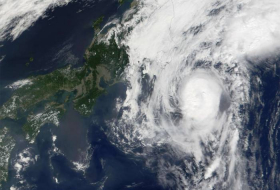 На юг Японии обрушился тайфун 