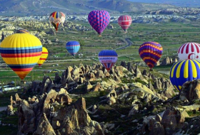 Воздушный шар с туристами в Турции совершил аварийную посадку