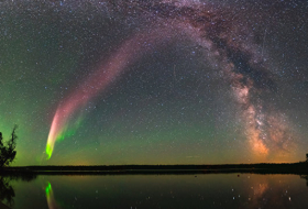 Физики не могут объяснить загадочные фиолетовые радуги в небе Арктики
