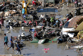 Число жертв землетрясения и цунами в Индонезии достигло 832
