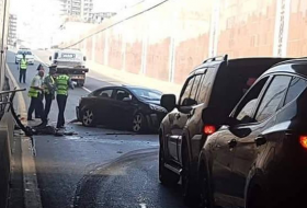 В Баку автомобиль слетел с моста в туннель - ВИДЕО