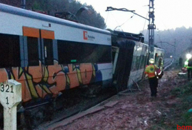 Число пострадавших при крушении поезда в Каталонии выросло до 40
