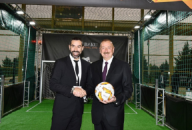 Президент Азербайджана встретился с известным французским футболистом - ФОТО
