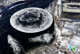 Гигантский ледяной диск стал туристической достопримечательностью - ФОТО