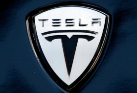 Автопилот Tesla удалось взломать с помощью наклеек на дороге
