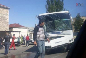 В Баку автобус столкнулся с грузовиком, есть пострадавшие - ФОТО