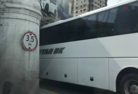 В Баку автобус застрял под мостом