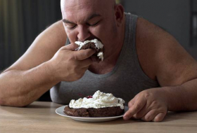 Ученые выяснили, почему жирная пища заставляет нас переедать
