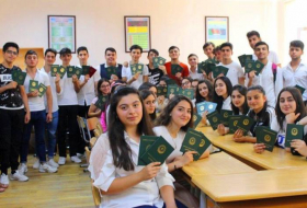Выпускникам IX и XI классов школ Баку выдаются аттестаты