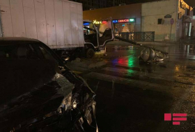 Цепная авария в Баку, топливо разлилось на дорогу