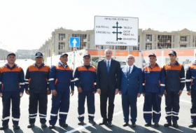 Президент Азербайджана на открытии реконструированной в Баку улицы - ФОТО