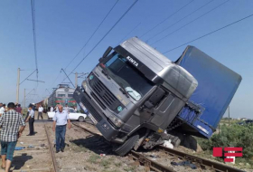 В Азербайджане грузовик столкнулся с поездом - ФОТО