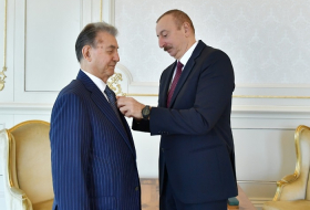 Ильхам Алиев  вручил Акифу Ализаде орден «Эмек» - ФОТО