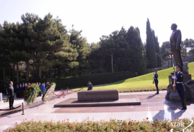 Председатель Нацассамблеи Республики Корея посетил могилу Гейдара Алиева 