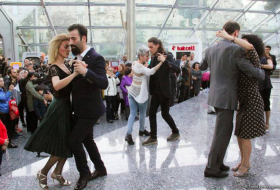 Необычное шоу в Бакинском метро – страстное аргентинское танго - ФОТО