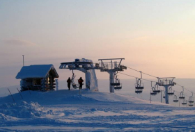 Около 100 человек провели час на сломавшемся подъемнике на финском лыжном курорте