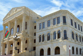 Уголовное дело в отношении лиц, производивших и продававших контрафактные алкогольные напитки в Баку, направлено в суд
