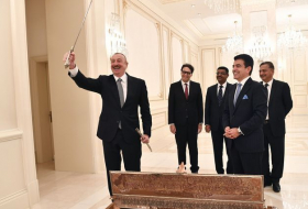 Гендиректор ИСЕСКО вручил памятный подарок президенту Азербайджана - ФОТО
