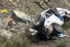 В Таджикистане в результате падения автобуса в овраг погибли шесть человек
