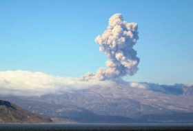 Вулкан Эбеко на Курилах выбросил пепел на высоту 1,8 км
