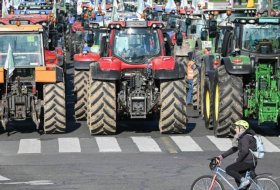 На юго-западе Франции фермеры устроили протест на тракторах
