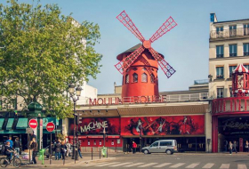 У Парижского кабаре Moulin Rouge отвалились крылья
